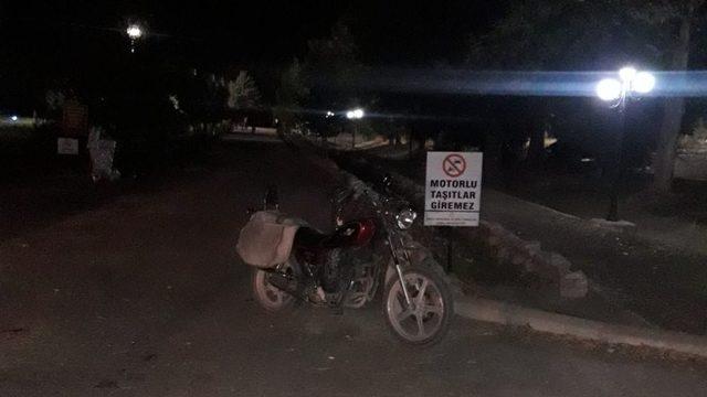 Zincire takılan motosiklet takla attı: 2 yaralı