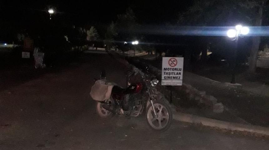 Zincire takılan motosiklet takla attı: 2 yaralı