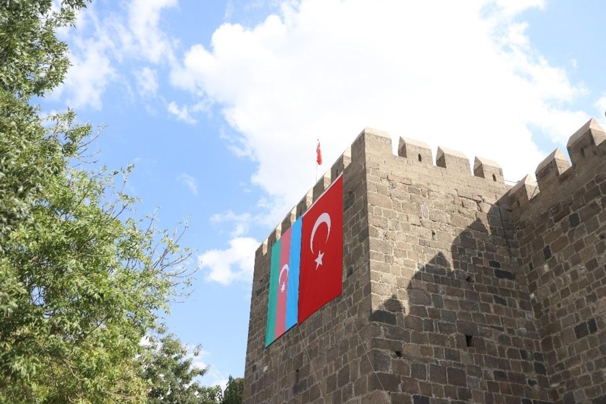 Şehrin d&ouml;rt bir tarafı Azerbaycan&rsquo;a destek mesajları ve bayraklar ile donatıldı