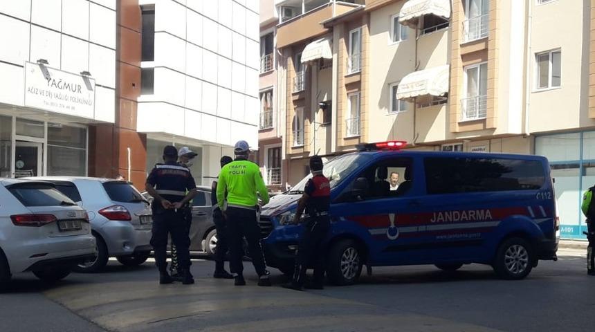 Dehşete d&uuml;ş&uuml;ren olay! Annesi ve kız kardeşini bı&ccedil;akla rehin alıp, polise saldırdı