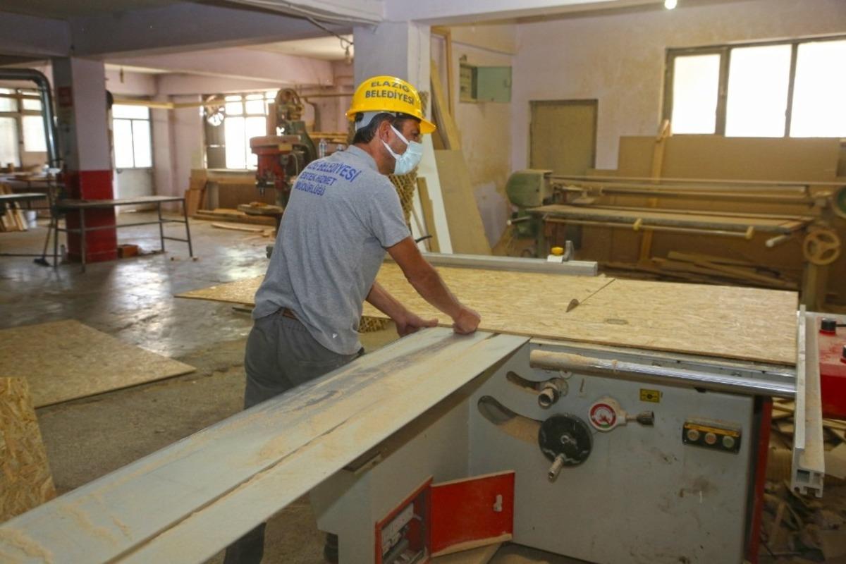 Elazığ Belediyesi, durak, bank ve &ccedil;eşitli mobilyaları kendi b&uuml;nyesinde &uuml;retiyor