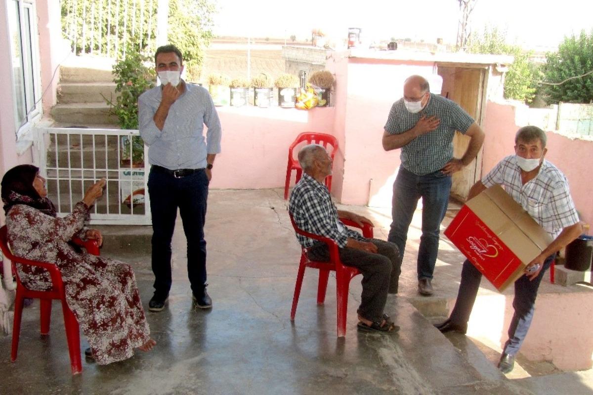 Yaşlılar g&uuml;n&uuml;nde 155 yaşlıya gıda kolisi