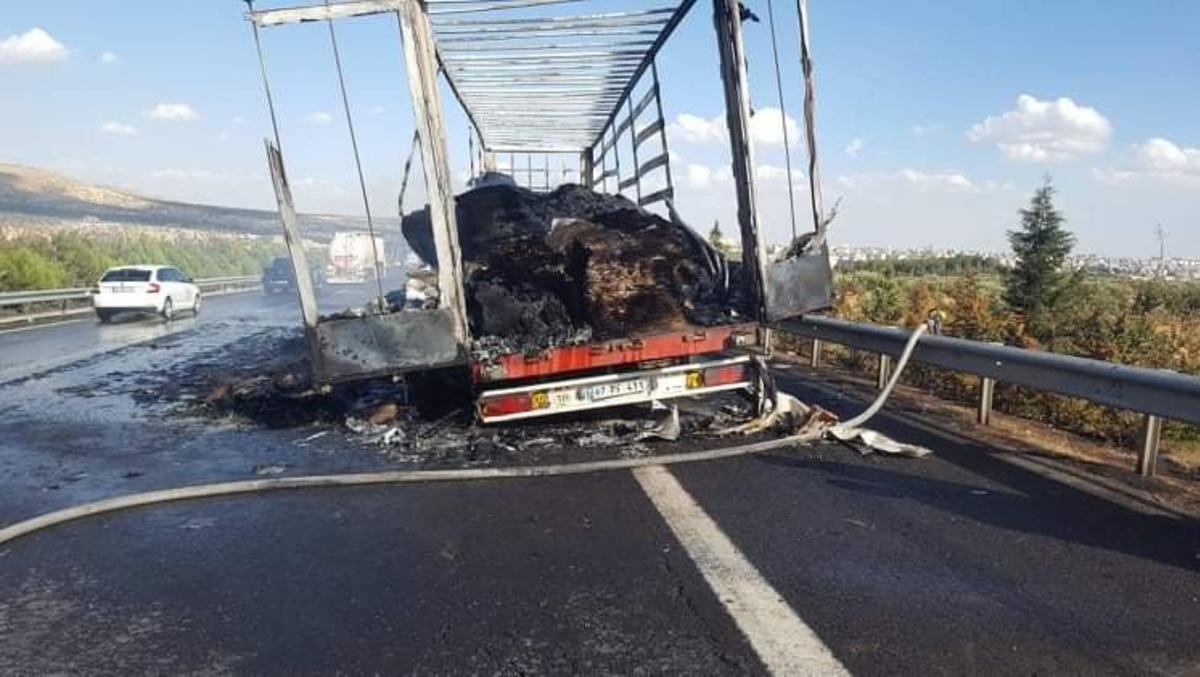 Ambalaj malzemesi taşıyan tır seyir halindeyken alev aldı