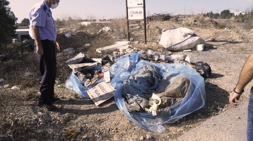 Gebze’de boş alana kaçak atık döken firmaya ceza kesildi