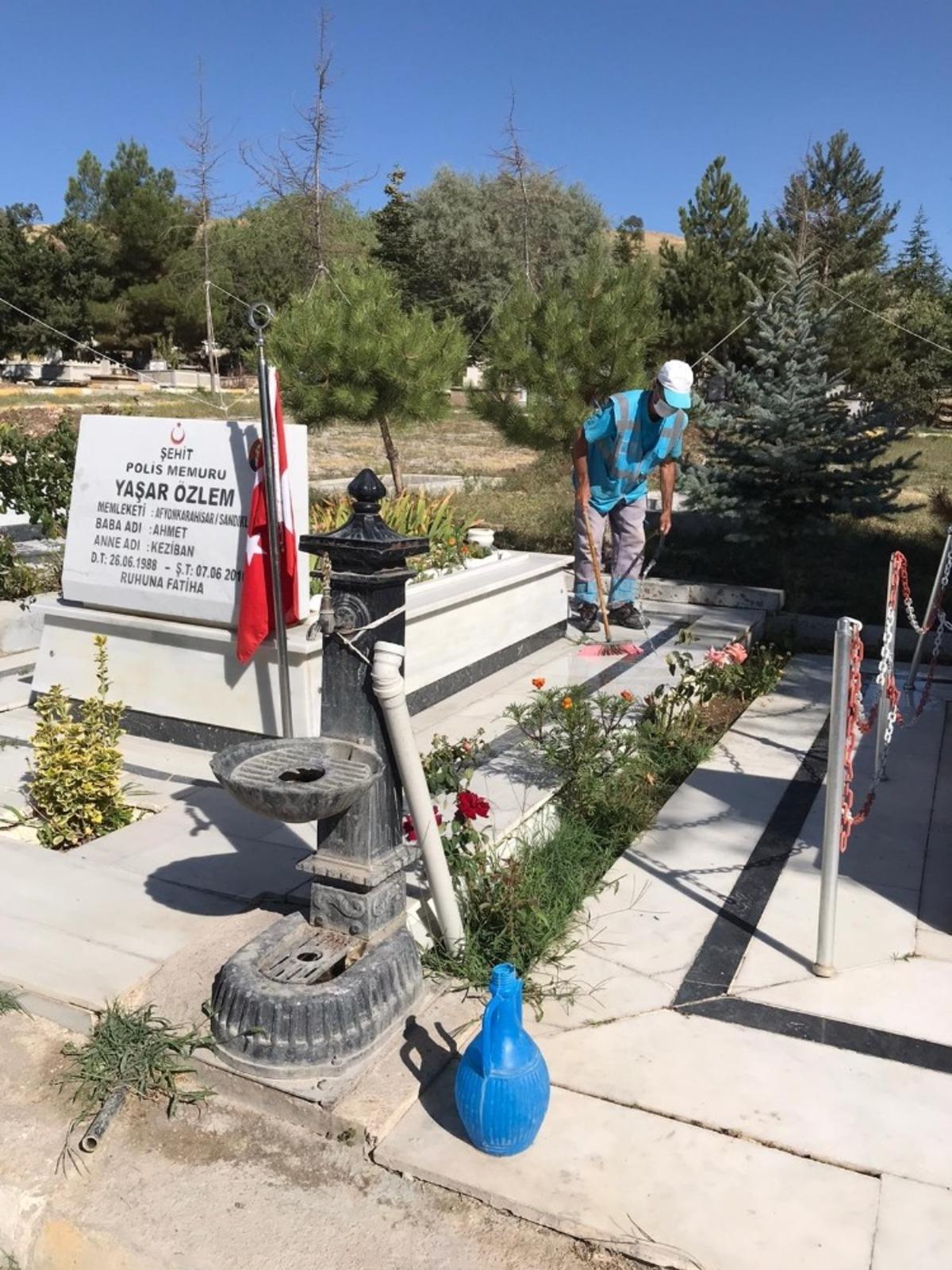 Sandıklı Belediyesi şehitlikte temizlik &ccedil;alışması yaptı