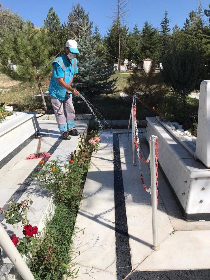 Sandıklı Belediyesi şehitlikte temizlik çalışması yaptı G2