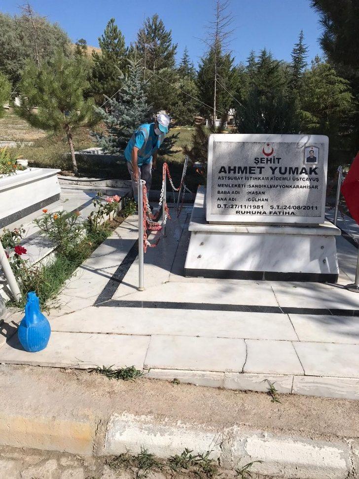 Sandıklı Belediyesi şehitlikte temizlik çalışması yaptı G3