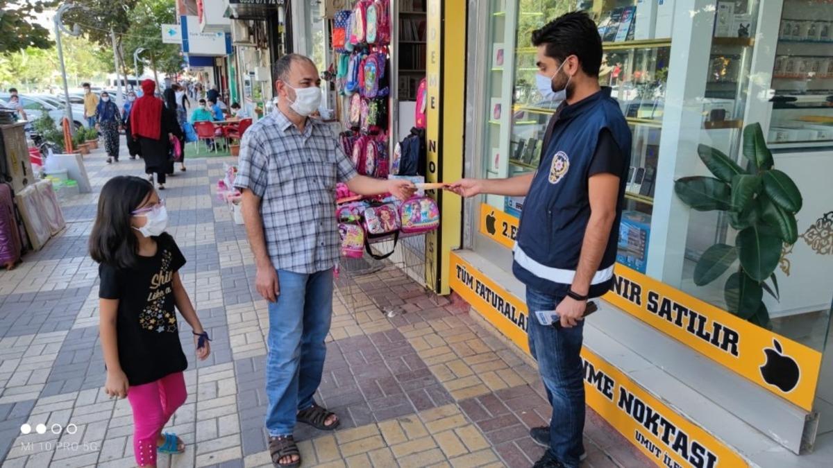 Kahta Polisi korona vir&uuml;s broş&uuml;r&uuml; dağıttı