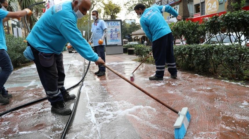 İzmit&rsquo;te temizlik &ccedil;alışmaları s&uuml;r&uuml;yor