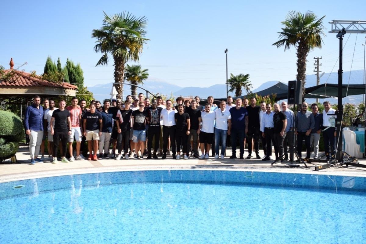 Denizlispor&rsquo;da y&ouml;netim, teknik heyet ve futbolcular yemekte buluştu