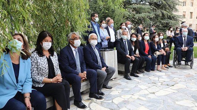 HDP'li vekiller bahçede oturma eylemi yaptı