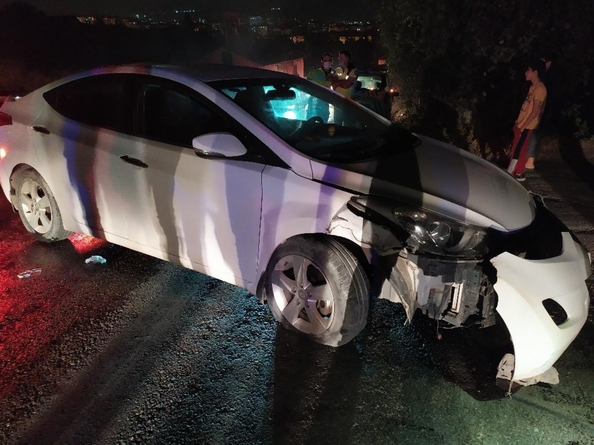 Elazığ&rsquo;da otomobil direğe &ccedil;arptı: 4 yaralı