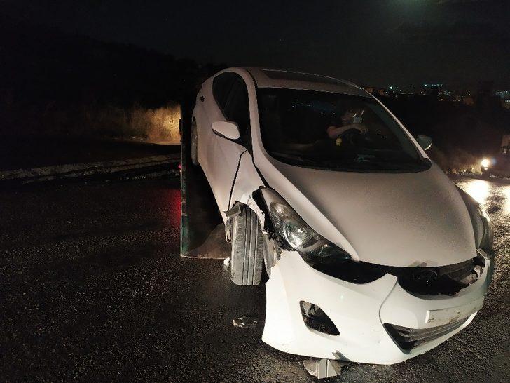 Elazığ’da otomobil direğe çarptı: 4 yaralı G2