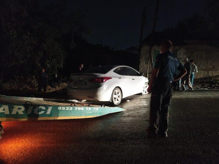 Elazığ’da otomobil direğe çarptı: 4 yaralı G4
