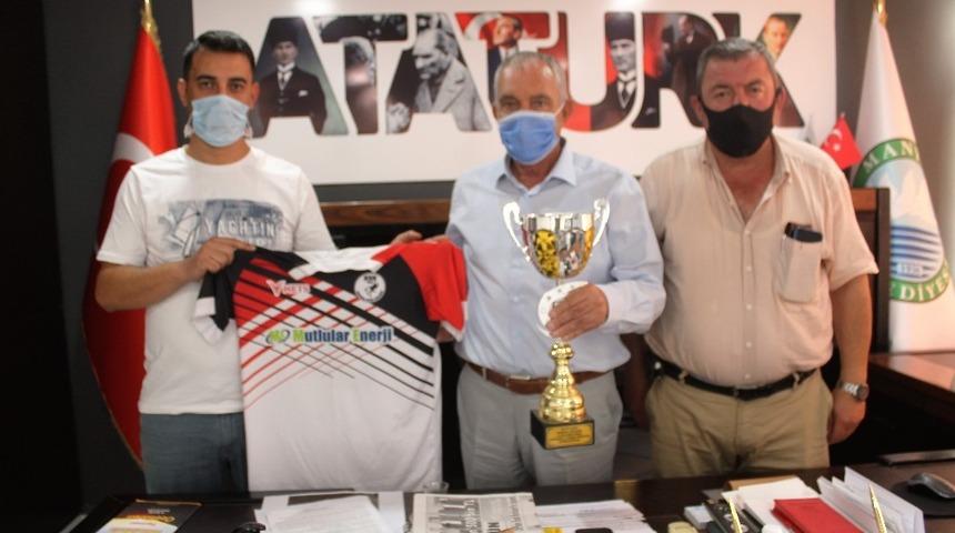 Kızıksaspordan Başkan Bar&ccedil;ın&rsquo;a kupalı teşekk&uuml;r