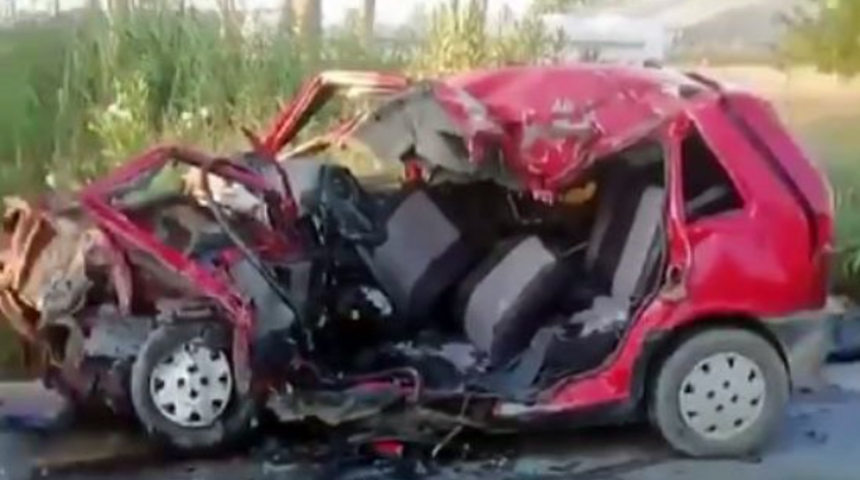 Antalya'da tur midibüsüyle otomobil çarpıştı: 1 ölü, 2 yaralı