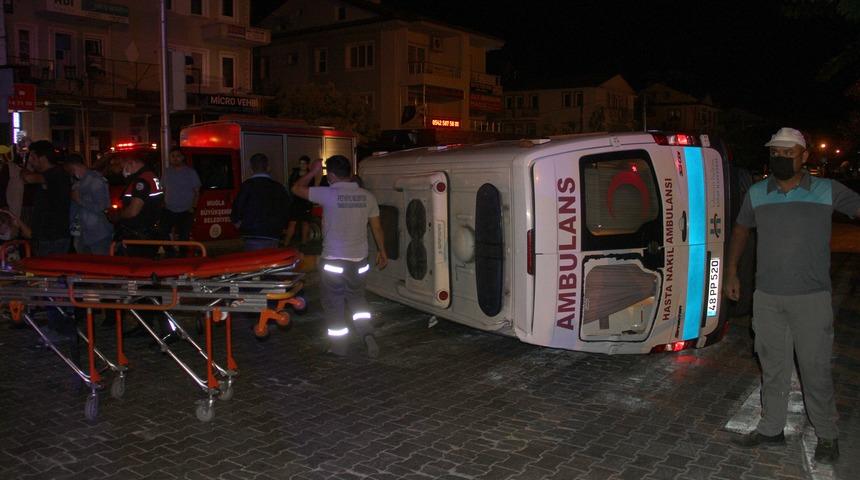 Fethiye’de hafif ticari araçla çarpışan ambulans devrildi: 6 yaralı