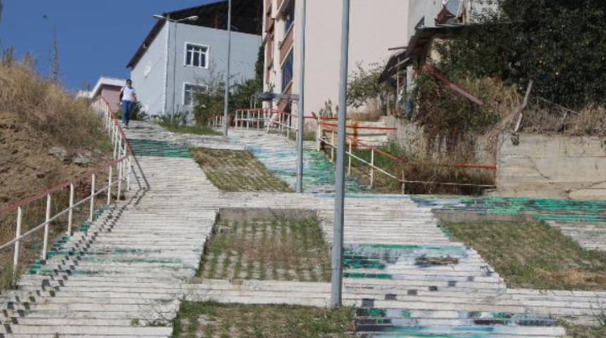 200 basamaklı merdivenden &ccedil;ıkan da inen de yorgun