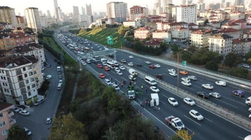 &Uuml;mraniye TEM'de kaza! Trafik yoğunluğu oluştu