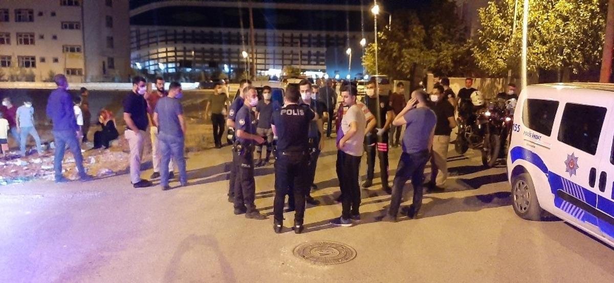 &Ccedil;ocukların kavgasına aileler dahil oldu: 3 yaralı