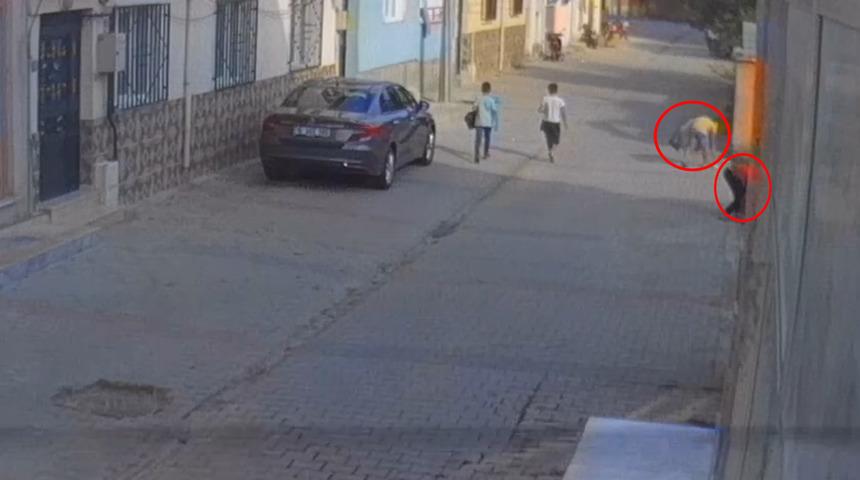 Oyun oynamak yerine sokak sokak gezip çöp topladılar! 