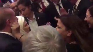 Kibariye, Cumhurbaşkanı Erdoğan'ın yanağından makas aldı