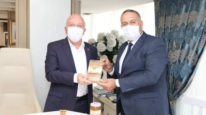 Başkan Sekmen&rsquo;e organik bal hediye ettiler