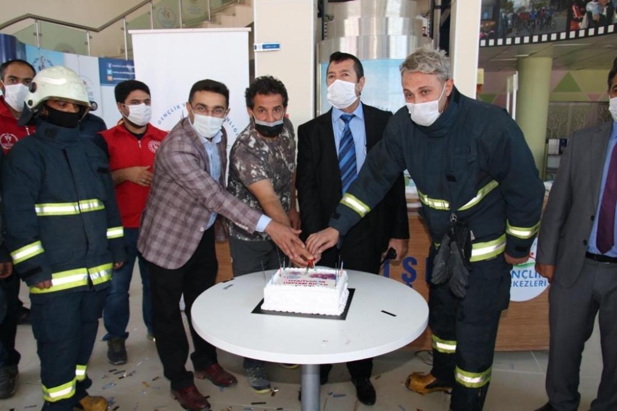 Van&rsquo;da gen&ccedil;lerden itfaiyeye "yangın ihbarı" ile pasta s&uuml;rprizi