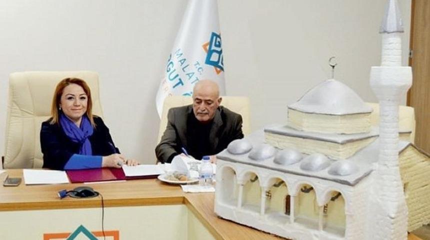 Eski başkan Aky&uuml;z,  koronaya yenildi