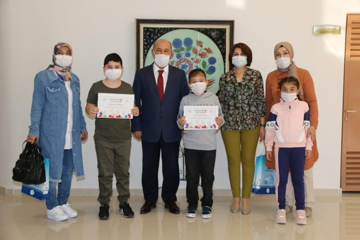 Dereceye giren &ouml;ğrencilere belgeleri verildi