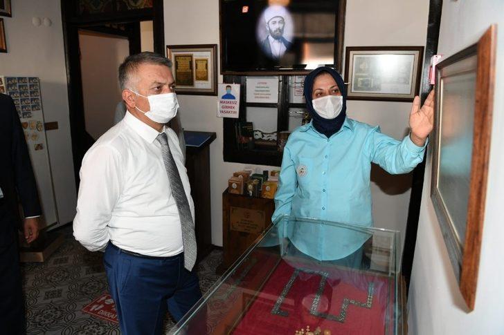 Vali Yazıcı, Abdal Musa Türbesini ziyaret etti G1