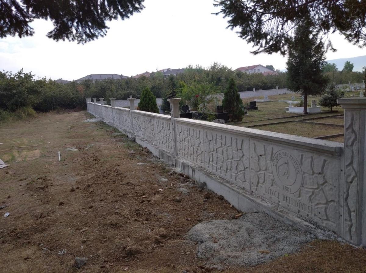 Mezarlıklara duvar &ouml;rme &ccedil;alışması s&uuml;r&uuml;yor
