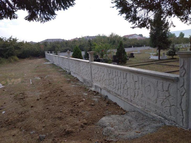 Mezarlıklara duvar örme çalışması sürüyor G1