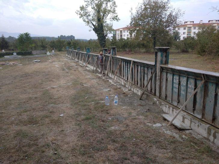 Mezarlıklara duvar örme çalışması sürüyor G2