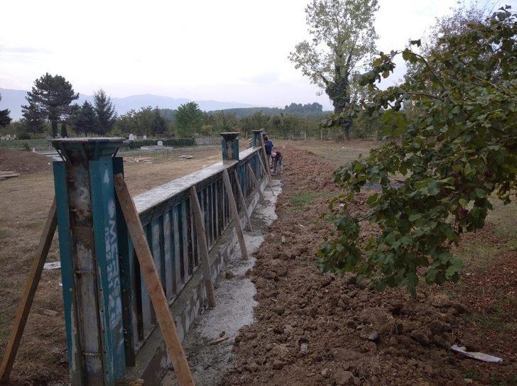 Mezarlıklara duvar örme çalışması sürüyor G3