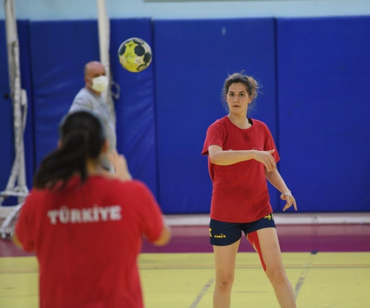 Konyaaltı Kadın Hentbol Takımı, İzmir B&uuml;y&uuml;kşehir Belediye ma&ccedil;ına hazır