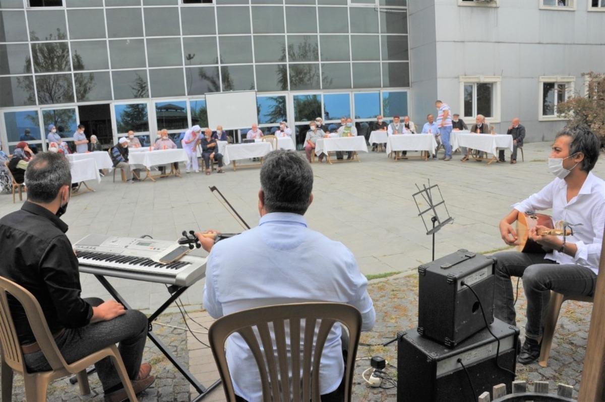 Yaşlılara sazlı s&ouml;zl&uuml; moral g&uuml;n&uuml;