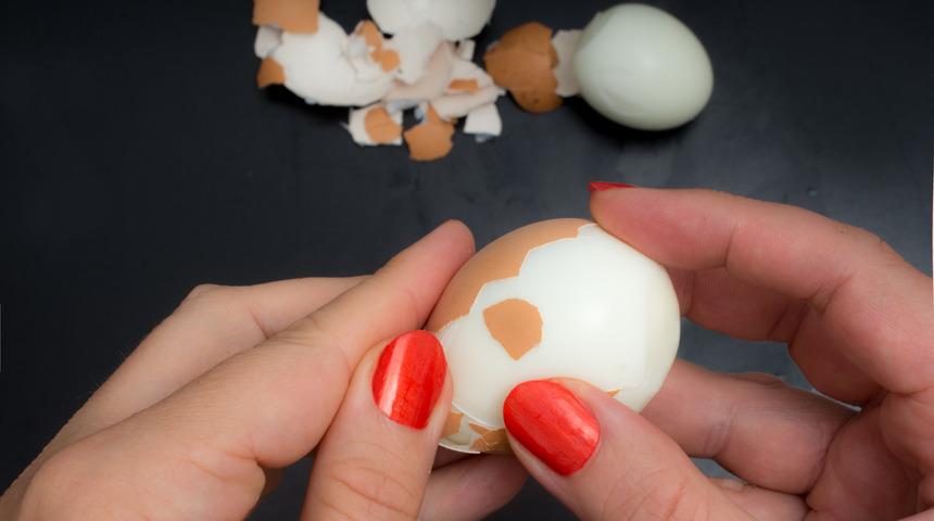 İnanılmaz basit pişirme hilesi ile haşlanmış yumurtalar artık daha zahmetsiz 