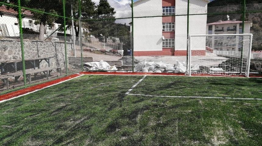 Atıl durumdaki halı saha yenilendi