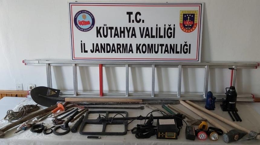 Jandarmadan ka&ccedil;ak kazı operasyonu