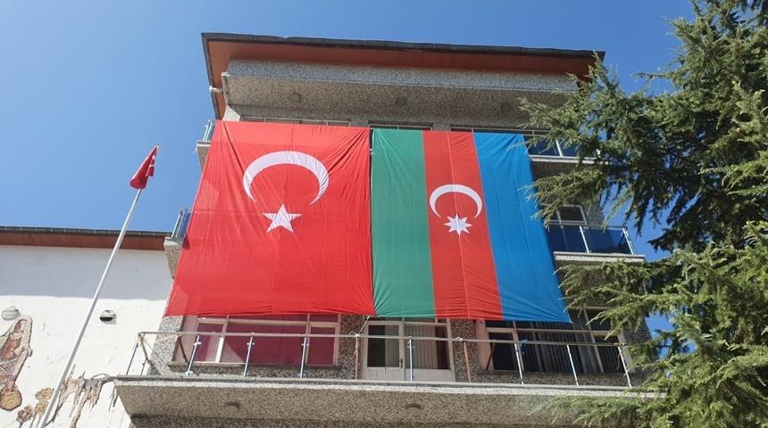 Burdur Belediyesi kenti T&uuml;rk ve Azerbaycan bayraklarıyla donattı