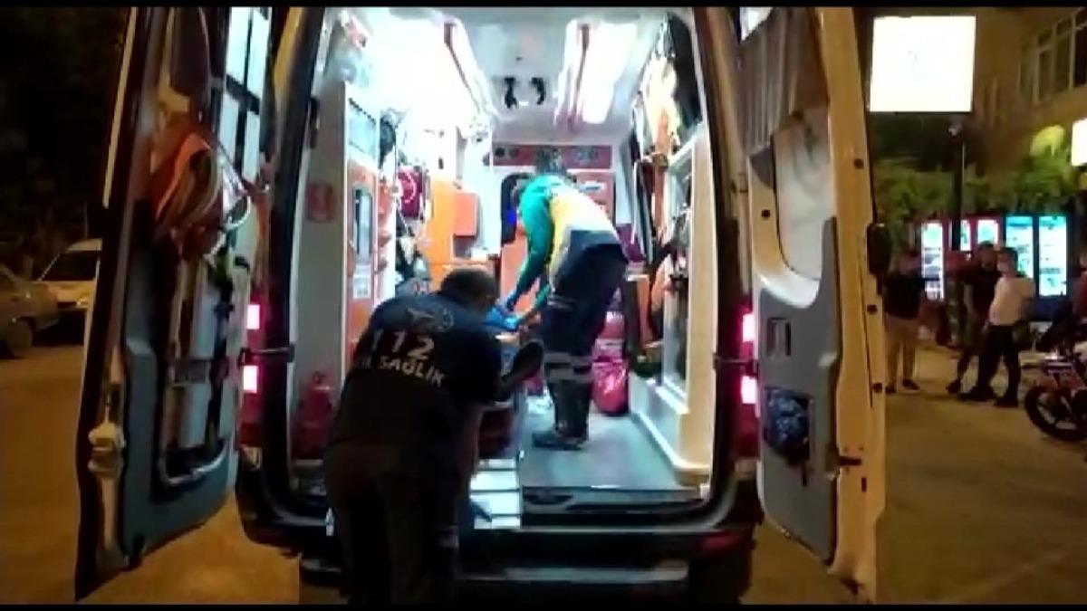 Yol ortasında bı&ccedil;aklı kavga; 2 yaralı