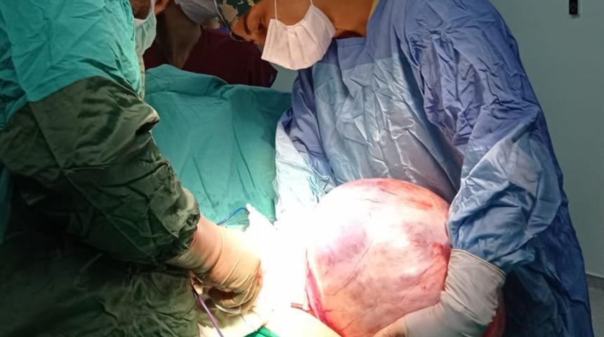 B&ouml;ylesi g&ouml;r&uuml;lmedi! Karnından 5.5 kilo ağırlığında t&uuml;m&ouml;r &ccedil;ıktı