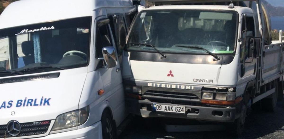 Minib&uuml;s ile kamyon &ccedil;arpıştı: 5 yaralı