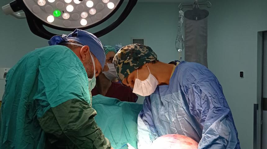 Karnında 5,5 kiloluk t&uuml;m&ouml;r taşıyormuş!