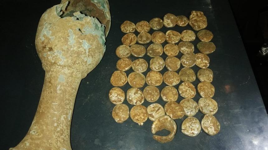 Şanlıurfa'da su hattı kazısında bir küp sikke bulundu