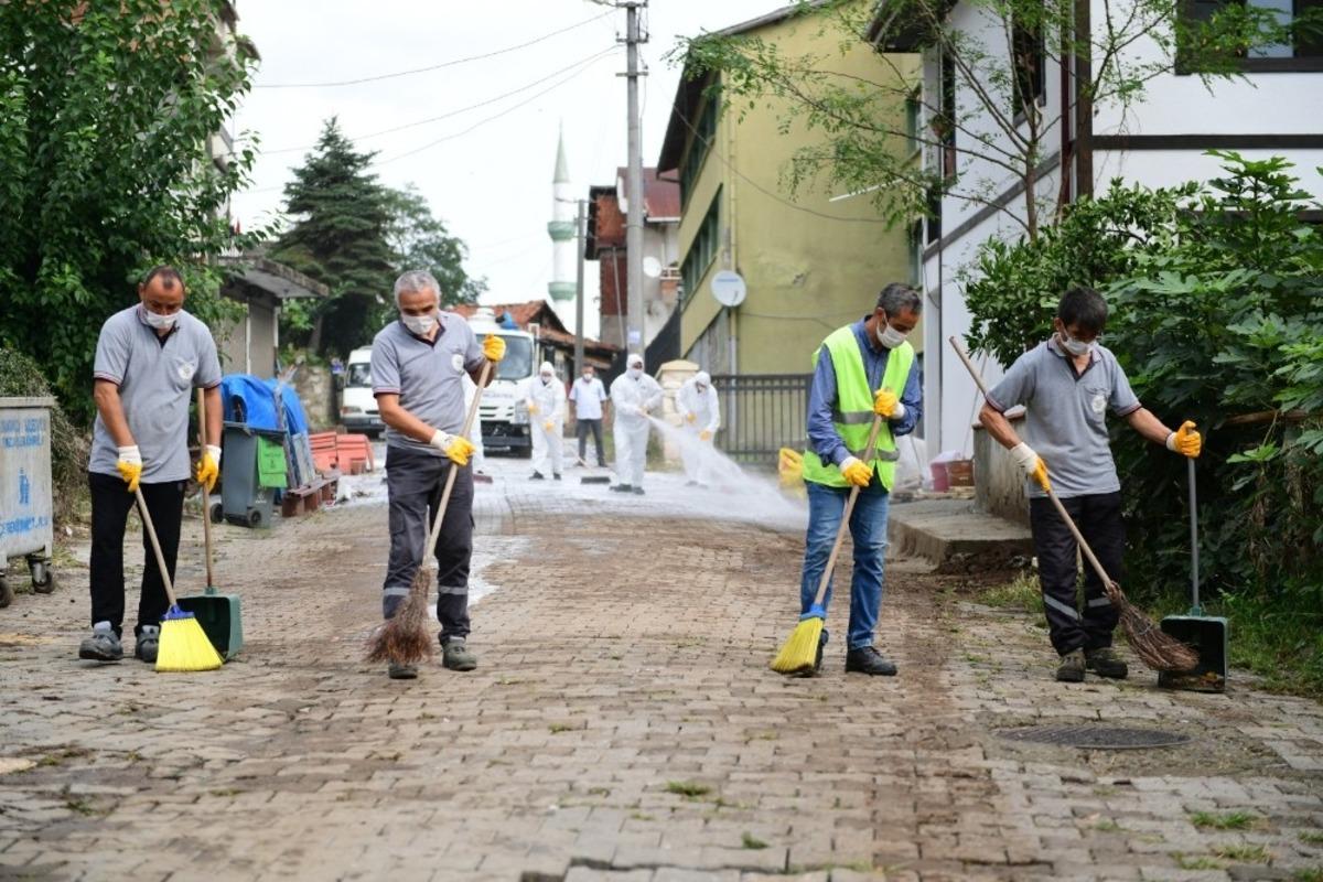 Altınordu&rsquo;nun sokaklarında dezenfekte &ccedil;alışmaları s&uuml;r&uuml;yor