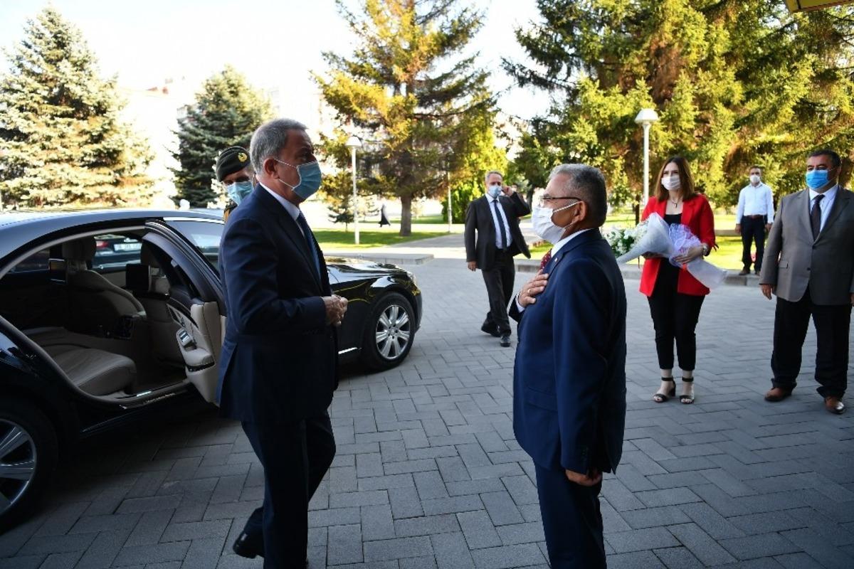 Bakan Akar Kayseri B&uuml;y&uuml;kşehir Belediyesi&rsquo;ni ziyaret etti