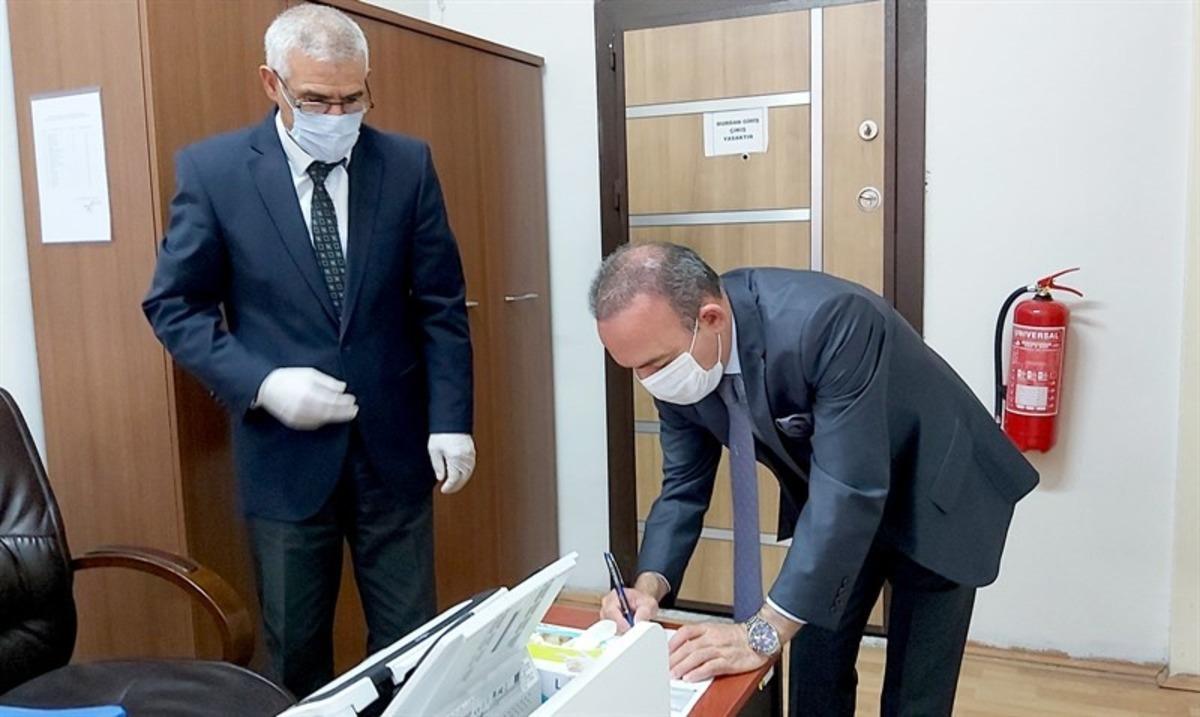 Vali H&uuml;seyin &Ouml;ner, kimlik kartına ehliyet bilgilerini y&uuml;kletti