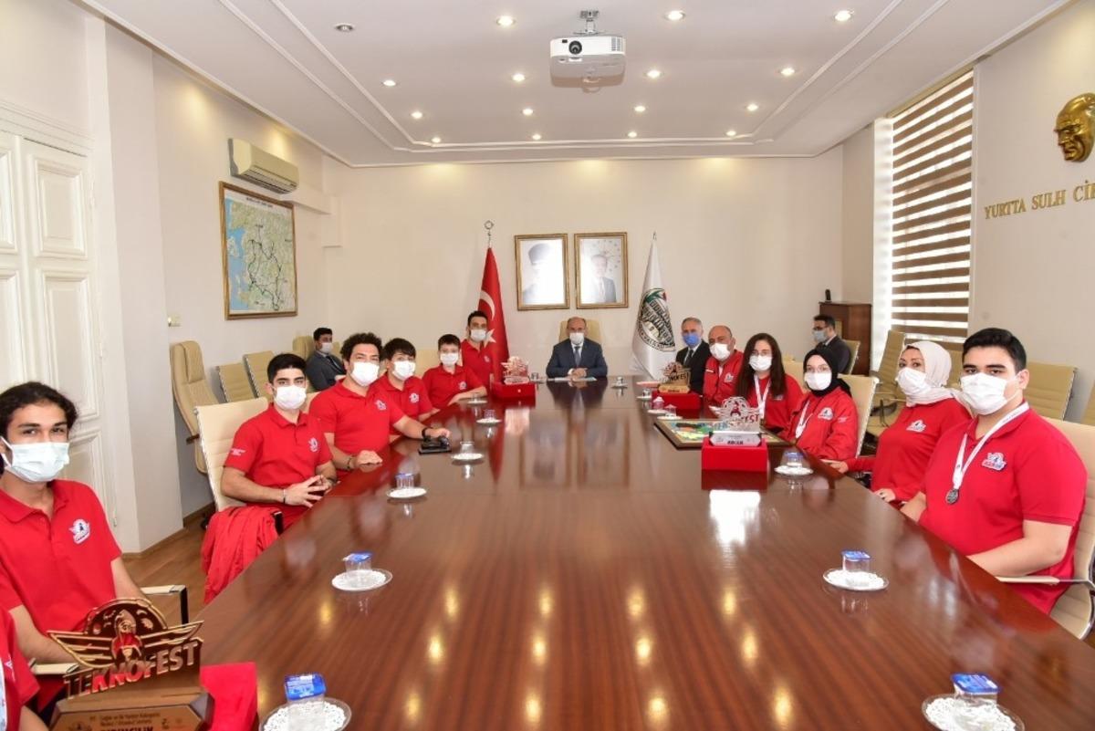 Teknofest 2020&rsquo;de başarılı olan &ouml;ğrenciler &ouml;d&uuml;llendirildi